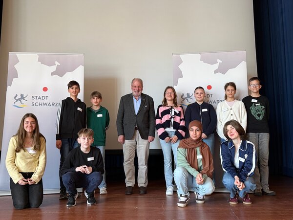Bild vergr&ouml;&szlig;ern: Das Foto zeigt den 1. Stadtrat, Burkhard Franke, mit den teilnehmenden Sch&uuml;ler*innen.
