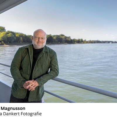 Das Foto zeigt den Autor Kristof Magnusson an einem Gel&auml;nder vor einem Gew&auml;sser. 