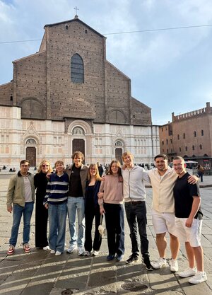 Bild vergr&ouml;&szlig;ern: Ein Gruppenfoto der Delegation zur Jugend-Jumelage 2026 in Cesenatico (Italien).