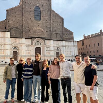 Ein Gruppenfoto der Delegation zur Jugend-Jumelage 2026 in Cesenatico (Italien). 