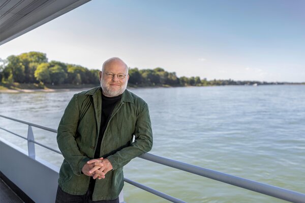 Bild vergr&ouml;&szlig;ern: Eine Fotoaufnahme des Autors Kristof Magnusson auf einem Schiff.