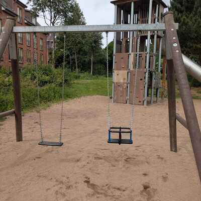 Bild vergr&ouml;&szlig;ern: Ein Foto der Kleinkinderschaukel auf dem Spielplatz Carl-Maria-von-Weber-Ring.