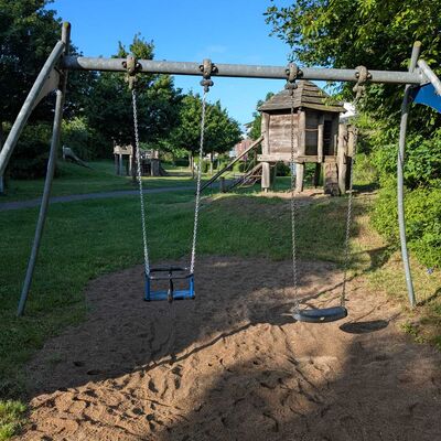 Bild vergr&ouml;&szlig;ern: Ein Foto der Kleinkinderschaukel auf dem Spielplatz Albert-Schweitzer-Allee.