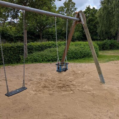 Bild vergr&ouml;&szlig;ern: Ein Foto der Kleinkinderschaukel auf dem Spielplatz Thomas-Mann-Stra&szlig;e.