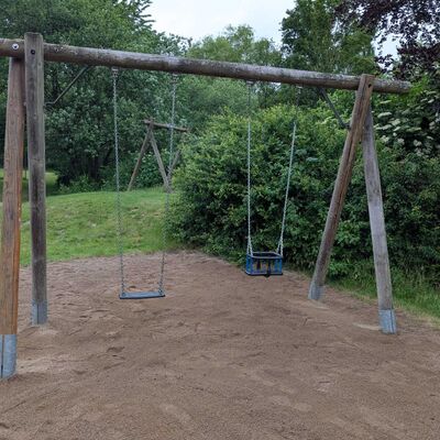 Bild vergr&ouml;&szlig;ern: Ein Foto der Kleinkinderschaukel auf dem Spielplatz im Stadtpark.