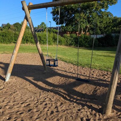 Bild vergr&ouml;&szlig;ern: Ein Foto der Kleinkinderschaukel auf dem Spielplatz im Verbr&uuml;derungsring.