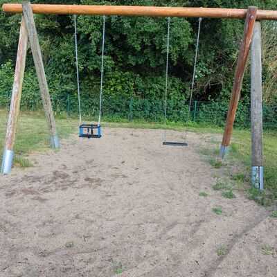 Bild vergr&ouml;&szlig;ern: Ein Foto der Kleinkinderschaukel auf dem Spielplatz Tegekuhl.
