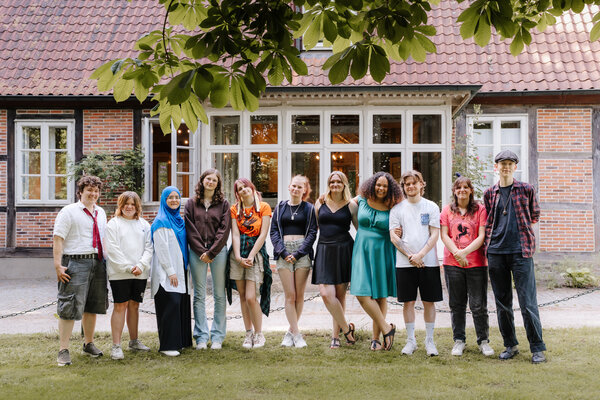 Bild vergr&ouml;&szlig;ern: Ein Gruppenbild der Teilnehmden am "Forum Junge Kunst 2026", aufgenommen vor dem Amtsrichterhaus Schwarzenbek.