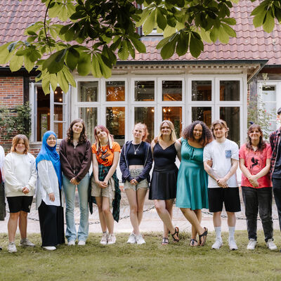 Ein Gruppenbild der Teilnehmden am "Forum Junge Kunst 2026", aufgenommen vor dem Amtsrichterhaus Schwarzenbek.