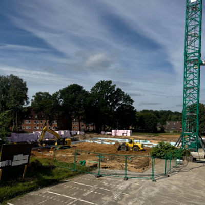 Bild vergr&ouml;&szlig;ern: Foto des Projektes "Schulneubau" an der Breslauer Stra&szlig;e - hier: Bau der Sporthalle und des Jugendzentrums.