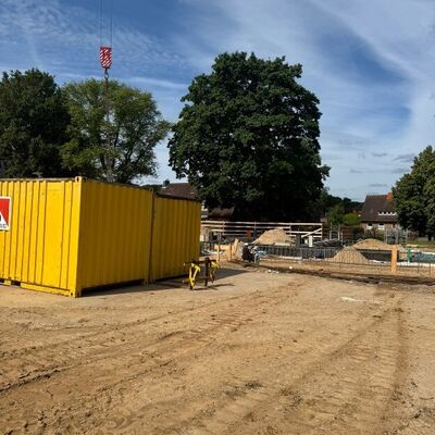 Bild vergr&ouml;&szlig;ern: Foto des Projektes "Schulneubau" an der Breslauer Stra&szlig;e - hier: Kurz vor der Grundsteinlegung.