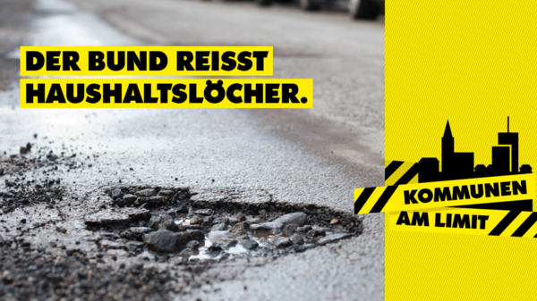 Bild vergr&ouml;&szlig;ern: Auf dem Bild ist eine Stelle mit aufgerissenem Asphalt zu sehen. Dadr&uuml;ber die &Uuml;berschrift "Der Bund reisst Haushaltsl&ouml;cher".