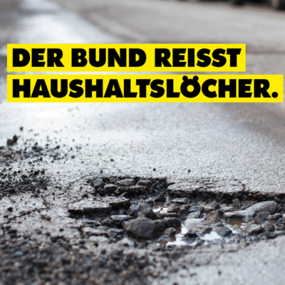 Auf dem Bild ist eine Stelle mit aufgerissenem Asphalt zu sehen. Dadr&uuml;ber die &Uuml;berschrift "Der Bund reisst Haushaltsl&ouml;cher".