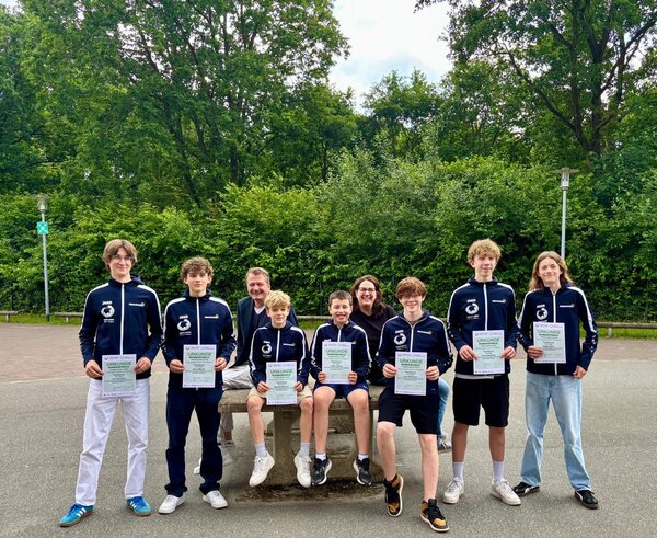 Bild vergr&ouml;&szlig;ern: Die U18-Tischtennismannschaft des Gymnasiums Schwarzenbek mit B&uuml;rgermeister Norbert L&uuml;tjens und Schulleiterin Kristin Krause nach der Ehrung f&uuml;r den Gewinn der Deutschen Vizemeisterschaft beim Bundesfinale &raquo;Jugend trainiert f&uuml;r Olympia&laquo; in Berlin.