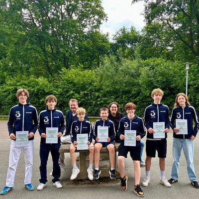 Die U18-Tischtennismannschaft des Gymnasiums Schwarzenbek mit B&uuml;rgermeister Norbert L&uuml;tjens und Schulleiterin Kristin Krause nach der Ehrung f&uuml;r den Gewinn der Deutschen Vizemeisterschaft beim Bundesfinale &raquo;Jugend trainiert f&uuml;r Olympia&laquo; in Berlin.