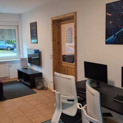 Bild vergr&ouml;&szlig;ern: Die neue Innenausstattung des Holhauses - hier: eine "Gaming Ecke" mit Computern und Videospielkonsolen.