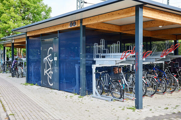 Bild vergr&ouml;&szlig;ern: Nahaufnahme der Bike+Ride-Anlage am Schwarzenbeker Bahnhof.