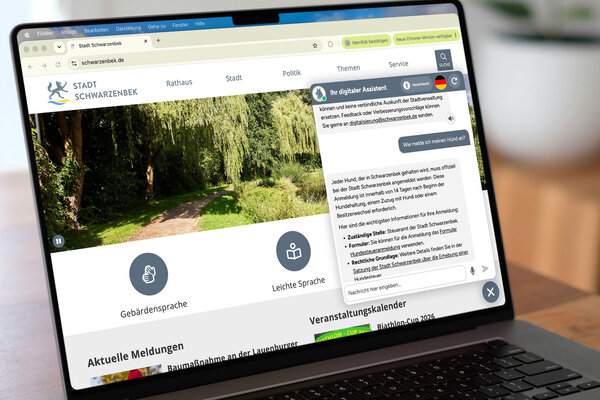 Bild vergr&ouml;&szlig;ern: Die Internetseite www.schwarzenbek.de ist zu sehen. Die Person hat ein Chatfenster mit dem KI-Assistenten ge&ouml;ffnet und eine Frage gestellt.