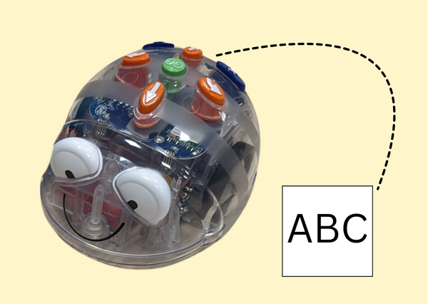Bild vergr&ouml;&szlig;ern: Das Bild zeigt den Bienenroboter Blue-Bot auf gelbem Hintergrund. Rechts neben ihm ist ein Feld mit den Buchstaben ABC.