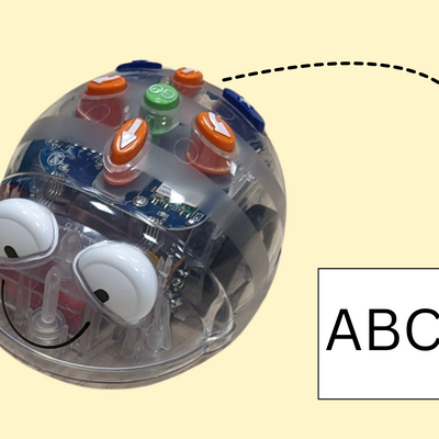 Das Bild zeigt den Bienenroboter Blue-Bot auf gelbem Hintergrund. Rechts neben ihm ist ein Feld mit den Buchstaben ABC. 
