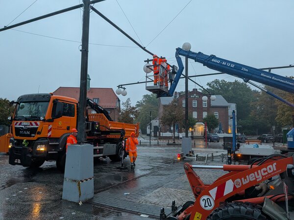 Bild vergr&ouml;&szlig;ern: Unsere Bauhof-Mitarbeitenden bei der Arbeit auf dem Ritter-Wulf-Platz.