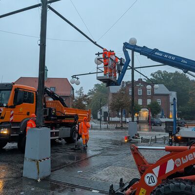 Unsere Bauhof-Mitarbeitenden bei der Arbeit auf dem Ritter-Wulf-Platz.