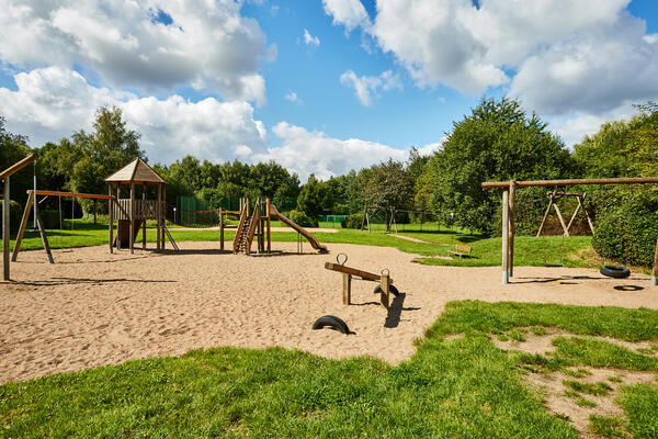 Bild vergr&ouml;&szlig;ern: Der Spielplatz im Schwarzenbeker Stadtpark bei Sonnenschein.