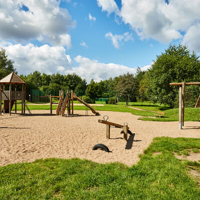 Der Spielplatz im Schwarzenbeker Stadtpark bei Sonnenschein.